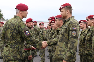 Při slavnostním nástupu předává velitel 41. praporu podplukovník Stanislav Kočica vojákům odznak Vojenského fondu solidarity