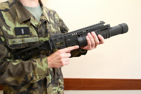 Podvěsný granátomet CZ 805 G1 s montážní lištou, rukojetí a sklopnou pažbou