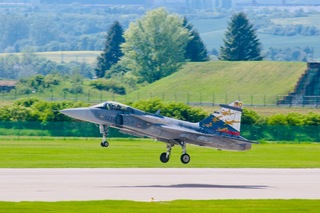 Display pilot kpt. Ivo Kardoš předvádí umění vysoké pilotáže