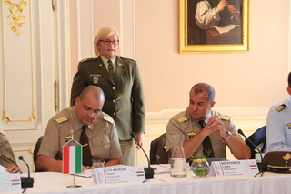 Signing the communiqué of the Visegrad Four Chiefs of Defence meeting