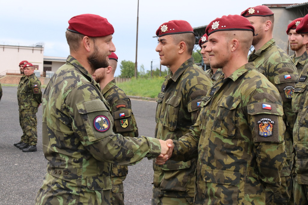 Vojákům, kteří mají právo nosit odznak Vojenského fondu solidarity, děkuje i vrchní praporčík František Němec