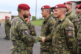 Vojákům, kteří mají právo nosit odznak Vojenského fondu solidarity, děkuje i vrchní praporčík František Němec