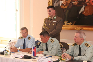 Signing the communiqué of the Visegrad Four Chiefs of Defence meeting