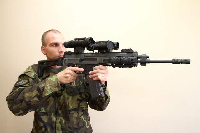 CZ 805 BREN osazená kombinací průhledového kolimátoru ZD-Dot, nočního zaměřovače NV-Mag3 a chrániči rozhraní