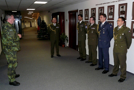 Pět vojáků převzalo ocenění za splnění úkolů v zahraniční operaci