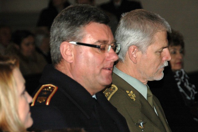 Zleva: náčelník Vojenské kanceláře prezidenta republiky generál Zdeněk Jakůbek a náčelník Generálního štábu AČR generál Petr Pavel