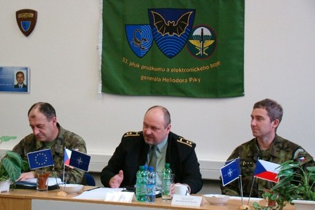 Velitel pozemních sil navštívil 53. pluk průzkumu a elektronického boje