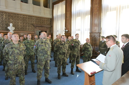 Vojáci i příslušníci aktivní zálohy převzali ocenění k výročí narození Václava Morávka 