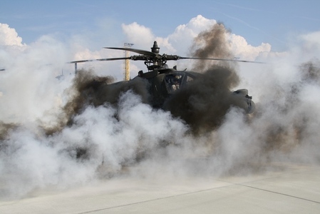 Ample Strike 2014: Hasiči zachraňují posádku vrtulníku AH-64