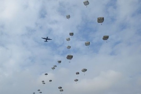 Výsadkáři vyzkoušeli nové americké padáky: Ty české v souboji vyhrály 