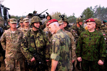 Anakonda 2014 končí: Za českými vojáky se přijel podívat generál Petr Pavel