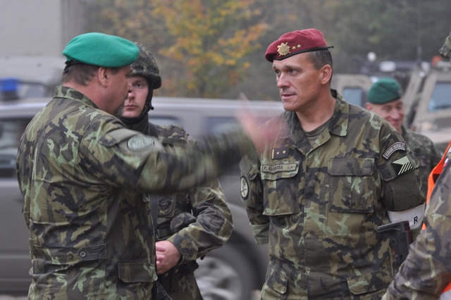 Pplk. Petr Svoboda, velitel 74. lehkého motorizovaného praporu a člen ředitelství cvičení Ground Pepper při jednání s velitelem Pozemních sil genmjr. Jánem Gurníkem