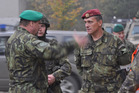 Pplk. Petr Svoboda, velitel 74. lehkého motorizovaného praporu a člen ředitelství cvičení Ground Pepper při jednání s velitelem Pozemních sil genmjr. Jánem Gurníkem