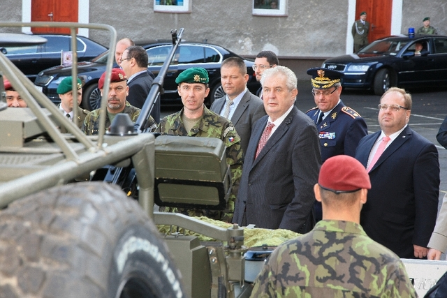 Plukovník Vladimír Lang a plukovník gšt. Josef Havlík provázejí prezidenta