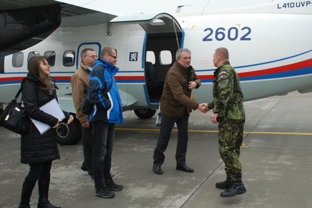 Členové výboru pro obranu navštívili vrtulníkovou základnu v Náměšti