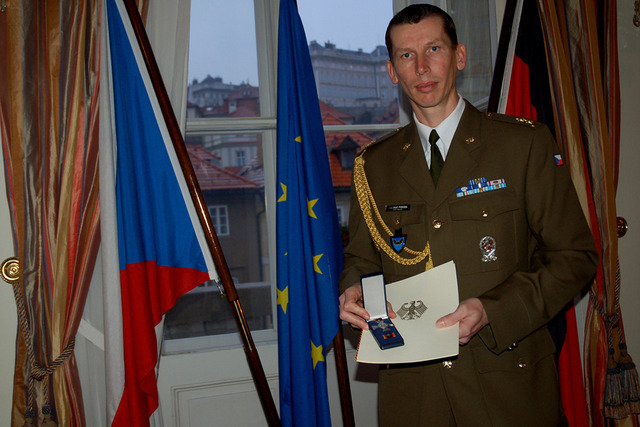  Čestný kříž za zvláštní zásluhy o Bundeswehr propůjčila pplk. Jozefu Podobovi ministryně obrany SRN Ursula von der Leyenová