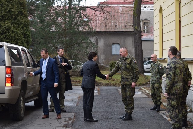 Amerického velvyslance přivítal v hranických kasárnách velitel 7. mb plukovník Josef Kopecký