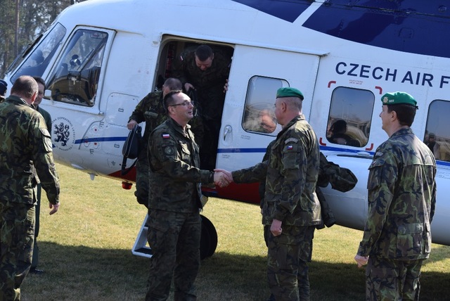 Generála Marka Tomaszyckého přivítal velitel 7. mechanizované brigády plukovník Josef Kopecký