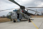 Technický personál při demontážních pracích na transportním vrtulníku Mi -171š 