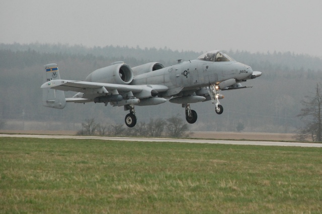 Přílet proudových letounů A-10 Thunderbolt na náměšťské letiště
