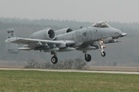 Ilustrační obrázek ke článkuNa vrtulníkové základně v Náměšti se k belgickým vrtulníkům A-109 „přidaly“ americké proudové letouny A-10