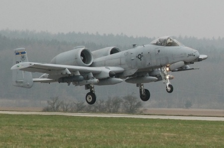 Na vrtulníkové základně v Náměšti se k belgickým vrtulníkům A-109 „přidaly“ americké proudové letouny A-10