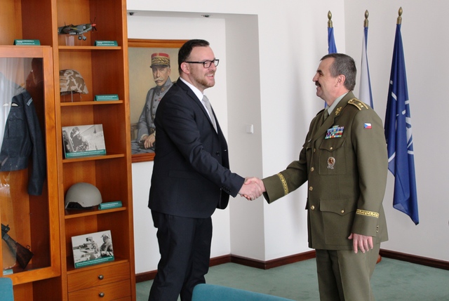 Generálmajor Štefan Kaleta přivítal ředitele společnosti Aramark, s. r. o. Vladimíra Staňka v budově Generálního štábu AČR