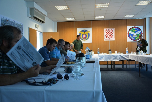  Tiskové konferenci předcházelo setkání se zastupiteli obcí v okolí 22. základny vrtulníkového letectva