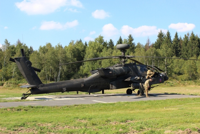 Poslední misi mezinárodního cvičení Ample Strike 2016 měl americký vrtulník AH-64 Apache