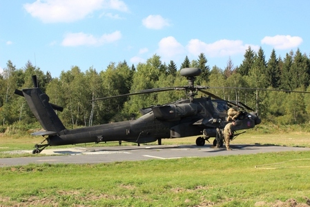 Poslední misi mezinárodního cvičení Ample Strike 2016 měl americký vrtulník AH-64 Apache