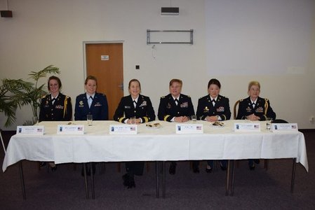 Beseda vysoce postavených žen v americké armádě s vojákyněmi na letišti Praha-Kbely