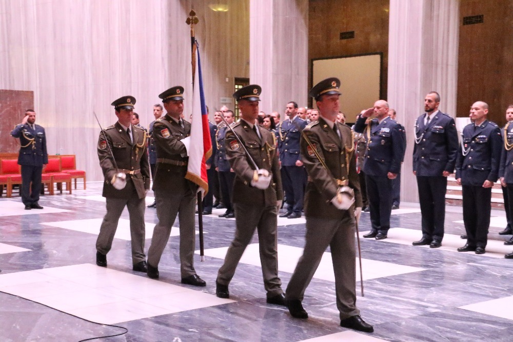 Nástup čestné stráže s vlajkou