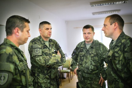Velitel praporu bojového zabezpečení 4. BÚU podplukovník Martin Stojánek společně s hlavními funkcionáři tohoto praporu