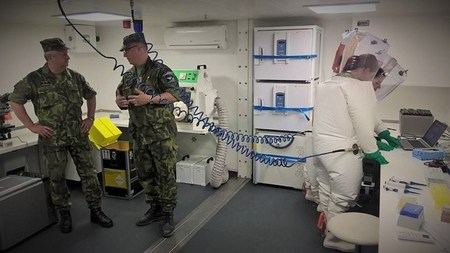 Generál Jaromír Zůna si prohlédl polní mikrobiologickou laboratoř