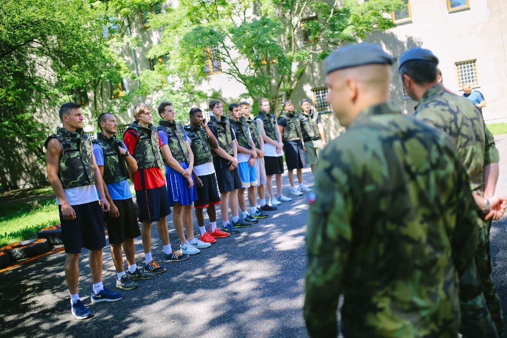 Zahajovací nástup hráčů z BK Pardubice u 14. pluku logistické podpory Pardubice, celkově se zúčastnilo výcviku 11 členů BK Pardubice