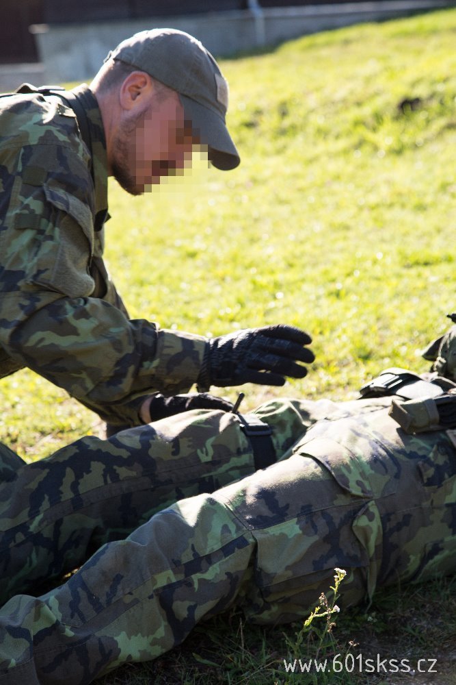 Příslušníci Aktivní zálohy 601. skupiny speciálních sil během zdravotní přípravy