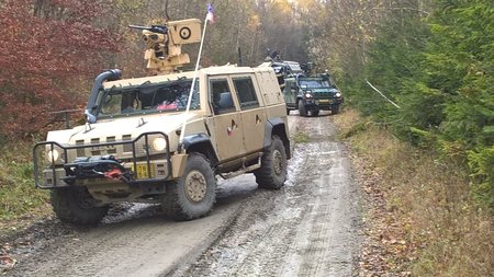 Vojáci z Bučovic trénovali bojové střelby i noční jízdy v těžkém terénu na Libavé