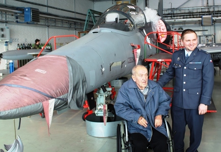  Pavel Dědič a iniciátor návštěvy nadrotmistr Vladimír Kosina během prohlídky letounu L-159 ALCA