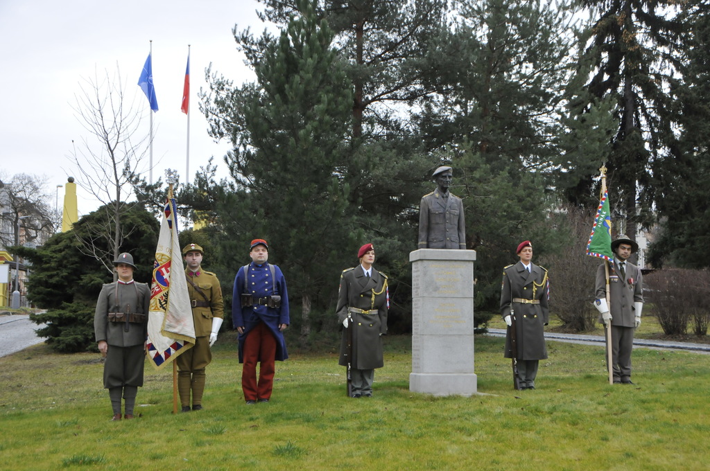 Čestná stráž u pomníku armádního generála Tomáše Sedláčka