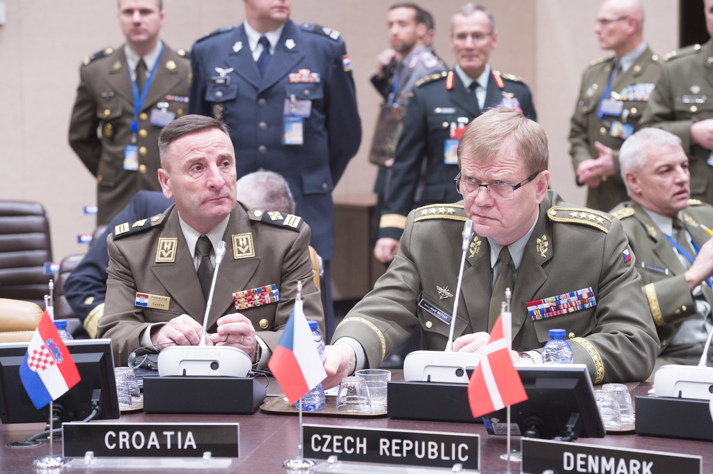 Náčelník Generálního štábu AČR armádní generál Josef Bečvář se svým chorvatským protějškem generálem Mirko Šundovem