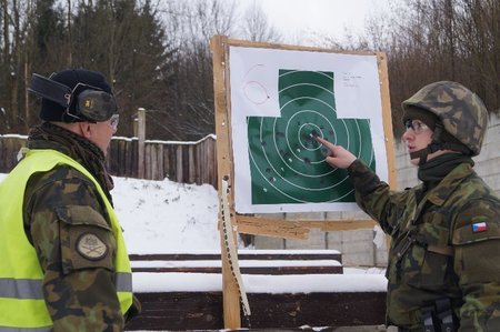 Nováčci si v Bučovicích vyzkoušeli střelbu z útočné pušky i stavbu přístřešku v mrazu