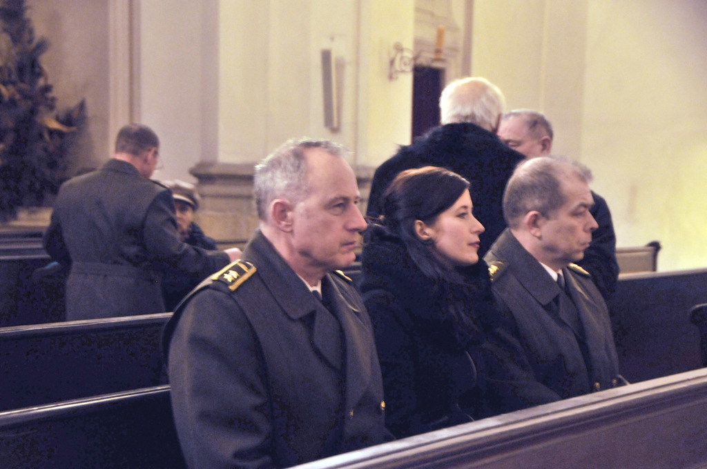 České vojáky si na zádušní mši připomněl také zástupce náčelníka Generálního štábu – inspektor AČR generálmajor Jaroslav Kocián, na konci řady sedí ředitel odboru pro válečné veterány plukovník gšt. Eduard Stehlík