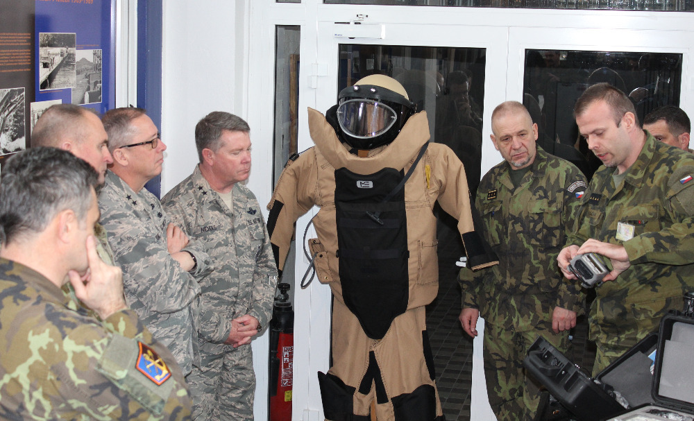 Inspecting the Czech EOD units equipment (2)