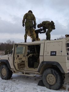 Nácvik manipulace s kulometem 12,7 mm lafetovaným na LOV IVECO