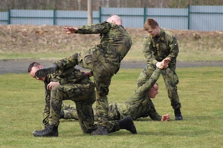 Kurz boje zblízka vojákům pomůže, když selže zbraň, nebo dojde munice