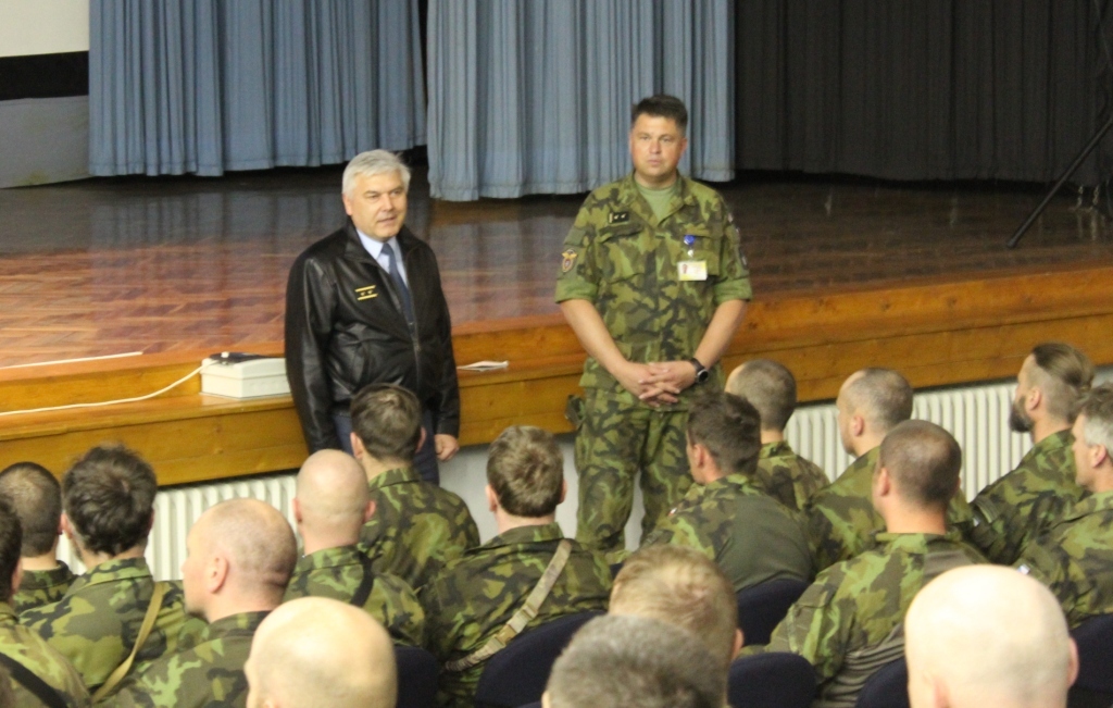  Záložníky, kteří se účastní cvičení Hradba 2018 na čáslavské základně, přijel pozdravit velitel Vzdušných sil Armády ČR generálmajor Jaromír Šebesta (vlevo); vpravo řídící cvičení za čáslavské základně podplukovník Martin Janatka
