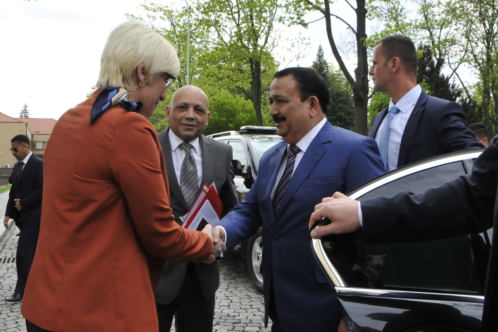 Defence Minister Karla Slechtova welcoming her Iraqi counterpart, Mr. Erfan Mahmood Abdalgafour Al-Heiali