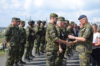 Ocenění vojákům předal ředitel SPS MO generálmajor Jaromír Alan, předseda představenstva ČEPS, a.s. Jan Kalina a ředitel KVV Ostrava plukovník Jaroslav Hrabec