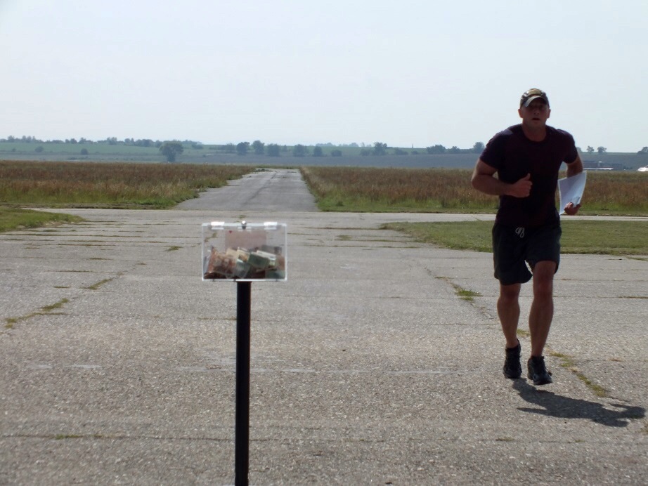 Start i cíl závodníků probíhal kolem kasičky 