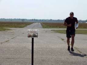 Start i cíl závodníků probíhal kolem kasičky 